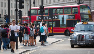 Piccadilly circus halkın, turistlerin ve kavşak geçiş Londralılar dolu. Londra, İngiltere