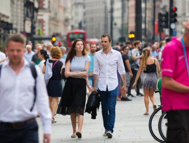Leicester Meydanı halkın, turistlerin ve Londralılar dolu. Londra, İngiltere