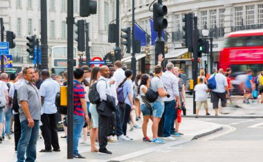 Piccadilly circus halkın, turistlerin ve kavşak geçiş Londralılar dolu. Londra, İngiltere