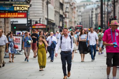 Leicester Meydanı halkın, turistlerin ve Londralılar dolu. Londra, İngiltere