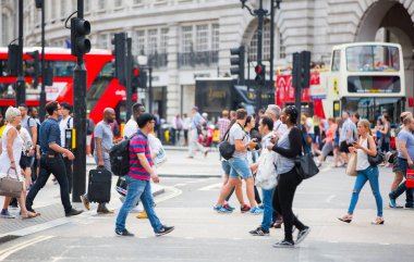 Piccadilly circus halkın, turistlerin ve kavşak geçiş Londralılar dolu. Londra, İngiltere