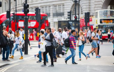 Piccadilly circus halkın, turistlerin ve kavşak geçiş Londralılar dolu. Londra, İngiltere