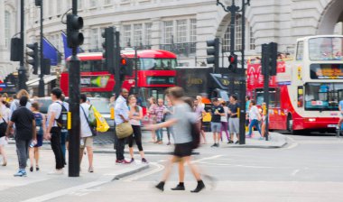 Piccadilly circus halkın, turistlerin ve kavşak geçiş Londralılar dolu. Londra, İngiltere