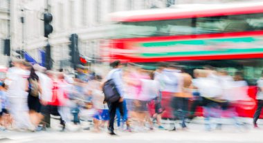 Piccadilly circus halkın, turistlerin ve kavşak geçiş Londralılar dolu. Londra, İngiltere