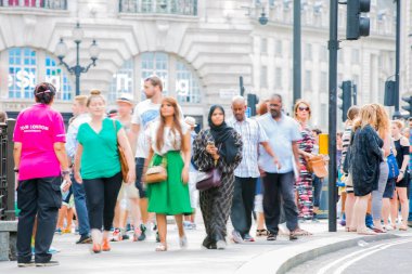 Piccadilly circus halkın, turistlerin ve kavşak geçiş Londralılar dolu. Londra, İngiltere