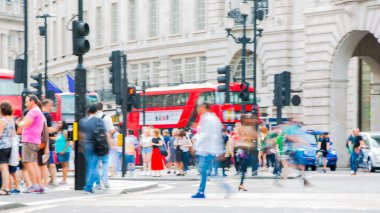 Piccadilly circus halkın, turistlerin ve kavşak geçiş Londralılar dolu. Londra, İngiltere