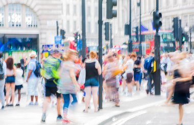 Piccadilly circus halkın, turistlerin ve kavşak geçiş Londralılar dolu. Londra, İngiltere