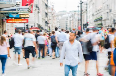 Piccadilly circus halkın, turistlerin ve kavşak geçiş Londralılar dolu. Londra, İngiltere