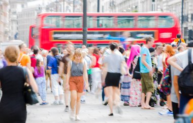 Piccadilly circus halkın, turistlerin ve kavşak geçiş Londralılar dolu. Londra, İngiltere