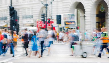 Piccadilly circus halkın, turistlerin ve kavşak geçiş Londralılar dolu. Londra, İngiltere