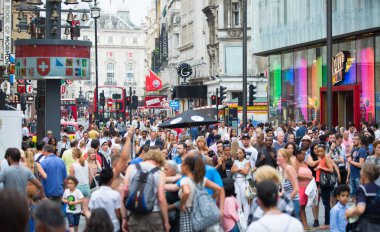 Leicester Meydanı halkın, turistlerin ve Londralılar dolu. Londra, İngiltere