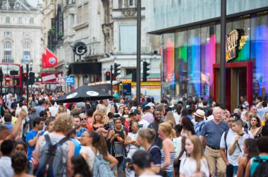 Leicester Meydanı halkın, turistlerin ve Londralılar dolu. Londra, İngiltere