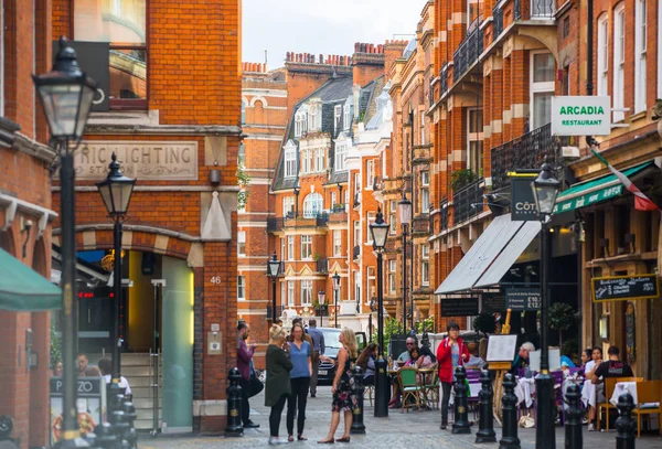 Luxury apartment buildings in Kensington. London, UK — Stock Photo, Image