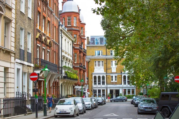 Lyxiga flerbostadshus i Kensington. London, Storbritannien — Stockfoto