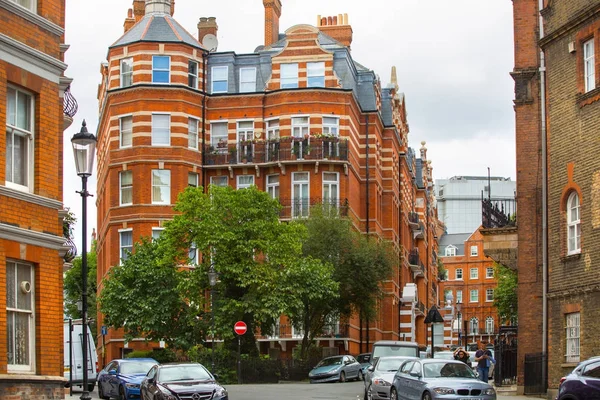 Luxury apartment buildings in Kensington. London, UK — Stock Photo, Image