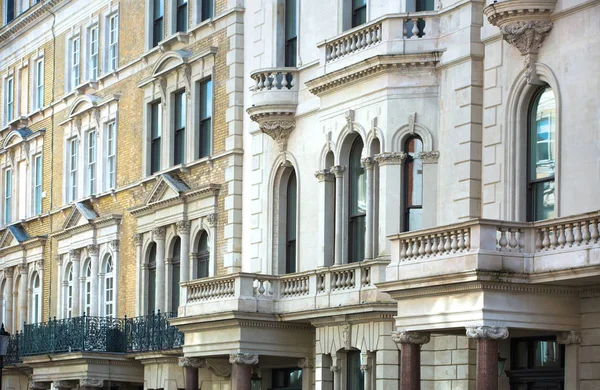 Luxury apartment buildings in Kensington. London, UK — Stock Photo, Image