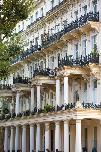 Prédios de apartamentos de luxo em Kensington. Londres, Reino Unido — Fotografia de Stock