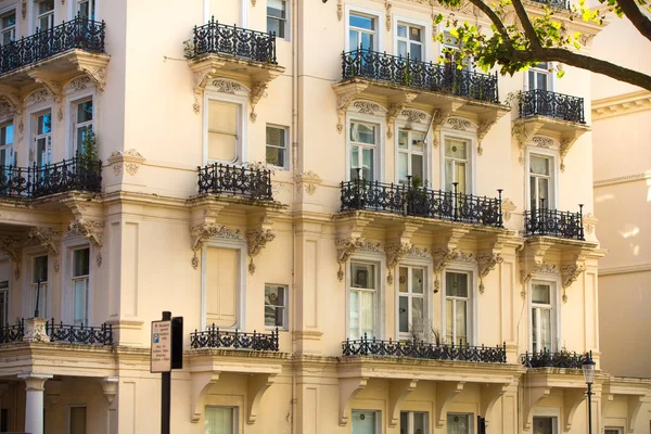 Luxury apartment buildings in Kensington. London, UK — Stock Photo, Image