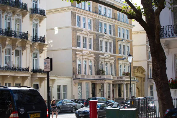Luxury apartment buildings in Kensington. London, UK — Stock Photo, Image