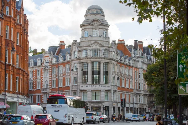 Prédios de apartamentos de luxo em Kensington. Londres, Reino Unido — Fotografia de Stock