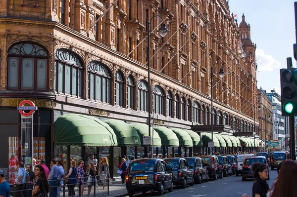Londýn, Velká Británie. Obchodního domu Harrods obchodě v Knightsbridge — Stock fotografie