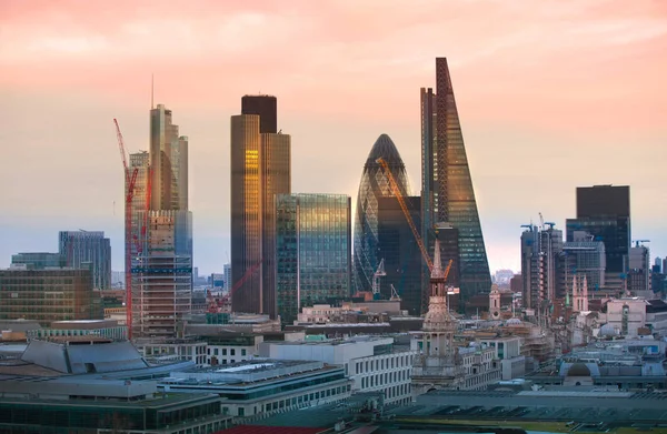 City of London vid solnedgången. London, Storbritannien — Stockfoto