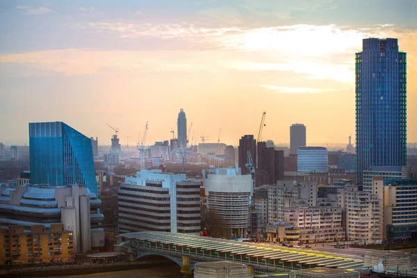 City of London bij zonsondergang. London, Verenigd Koninkrijk — Stockfoto