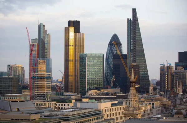 伦敦金融城在日落时。伦敦，英国 — 图库照片