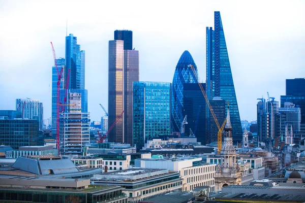 City of London vid solnedgången. London, Storbritannien — Stockfoto