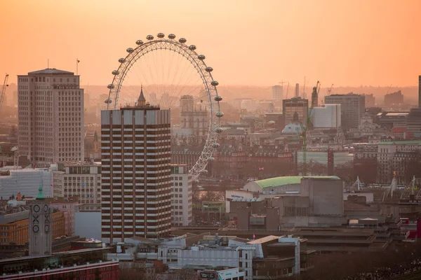 Z londýnské City při západu slunce. Londýn, Velká Británie — Stock fotografie