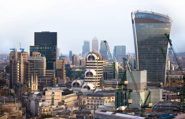 City of London bij zonsondergang. London, Verenigd Koninkrijk — Stockfoto