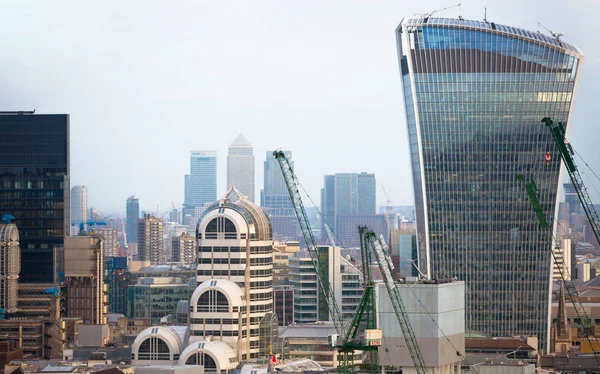 对讲机建设和金丝雀码头的银行、 办公室咏叹调在背景下。伦敦，英国 — 图库照片