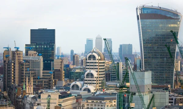 Walkie-talkie byggnaden och Canary Wharf banktjänster och office aria i bakgrunden. London, Storbritannien — Stockfoto