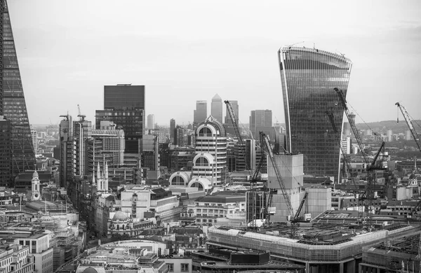 Budova vysílačku a Canary Wharf bankovní a kancelářské árie na pozadí. Londýn, Velká Británie — Stock fotografie