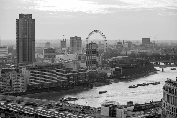A londoni City a naplemente. London, Egyesült Királyság — Stock Fotó