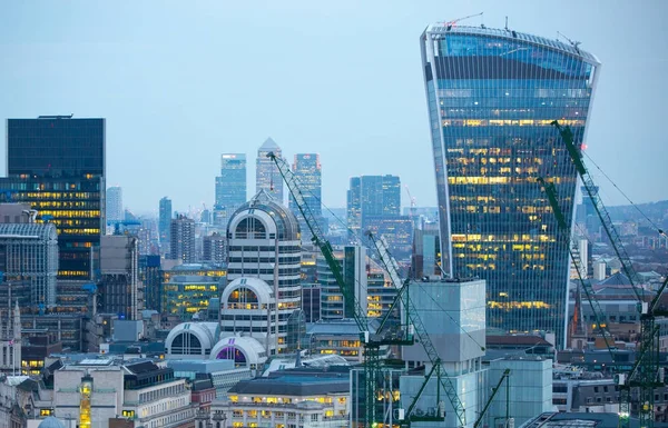 Budova vysílačku a Canary Wharf bankovní a kancelářské árie na pozadí. Londýn, Velká Británie — Stock fotografie