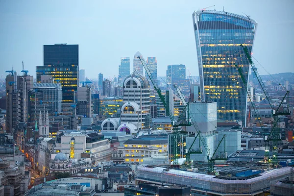 Walkie-talkie budynku i Canary Wharf bankowości i office aria w tle. London, Wielka Brytania — Zdjęcie stockowe