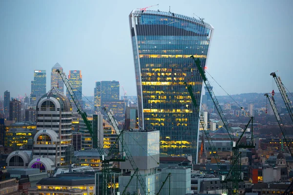 Walkie-talkie gebouw en Canary Wharf bancaire en office aria op de achtergrond. London, Verenigd Koninkrijk — Stockfoto