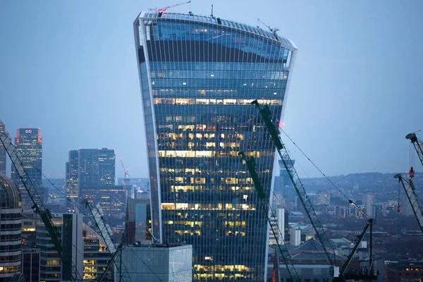 Im Hintergrund Walkie-Talkie-Gebäude und Kanarienvogelkai-Bank und Büro-Arie. London, Großbritannien — Stockfoto