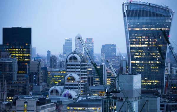 Walkie-talkie byggnaden och Canary Wharf banktjänster och office aria i bakgrunden. London, Storbritannien — Stockfoto