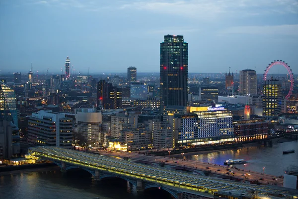 City of London vid solnedgången. London, Storbritannien — Stockfoto