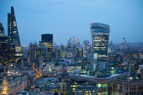 Walkie-talkie bangunan dan Canary Wharf perbankan dan kantor aria di latar belakang. London, Inggris — Stok Foto