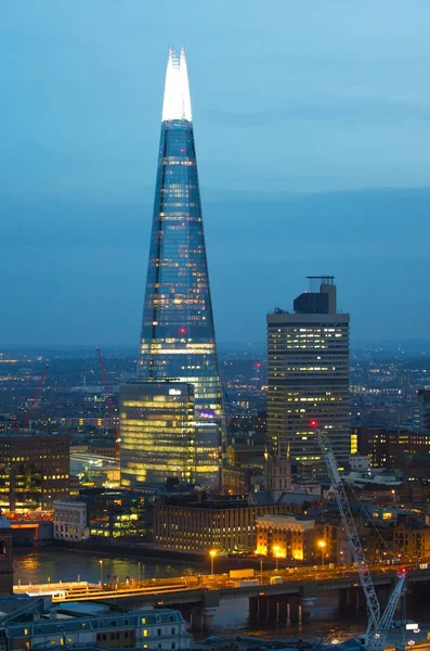 Shard of Glass na ponte de Londres. Cidade de Londres ao pôr-do-sol. Negócios e bancos aria vista ao entardecer . — Fotografia de Stock