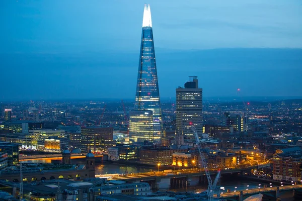 ロンドン ブリッジにガラスの破片。夕暮れのロンドンの街。夕暮れ時に見るビジネスと銀行アリア. — ストック写真