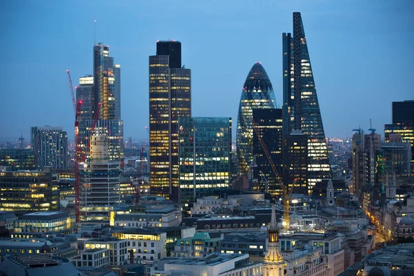 Noční pohled na londýnské City. Londýn, Velká Británie — Stock fotografie