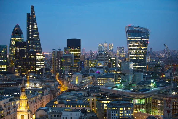 Νυχτερινή άποψη της πόλης του Λονδίνου. Λονδίνο, Ηνωμένο Βασίλειο — Φωτογραφία Αρχείου