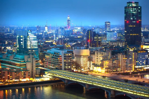 Noční pohled na londýnské City. Londýn, Velká Británie — Stock fotografie