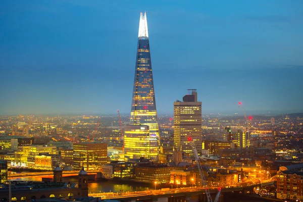 Éclat de verre au pont de Londres. Ville de Londres au coucher du soleil. Vue aérienne d'affaires et bancaire au crépuscule . — Photo