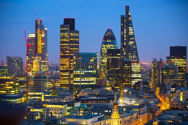 Νυχτερινή άποψη της πόλης του Λονδίνου. Λονδίνο, Ηνωμένο Βασίλειο — Φωτογραφία Αρχείου