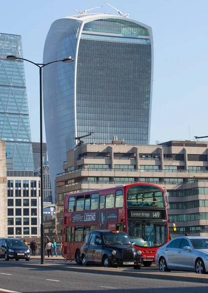 Thames Nehri görünümünden Londra, telsiz bina ve modern gökdelenler. Londra, İngiltere — Stok fotoğraf